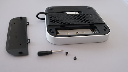 Lo slot per l'unità SSD si trova sul lato inferiore dell'hub. Le viti e i mini cacciaviti sono inclusi.