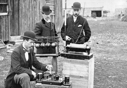 1897: British Postal Service engineers inspect Marconi’s system, which enabled the first wireless transmission across the sea.