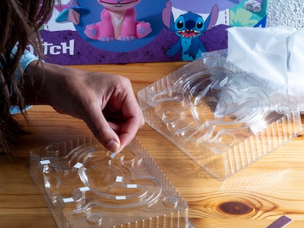 With the help of the double-sided adhesive tape, the moulds are held firmly in place so no plaster can seep out.