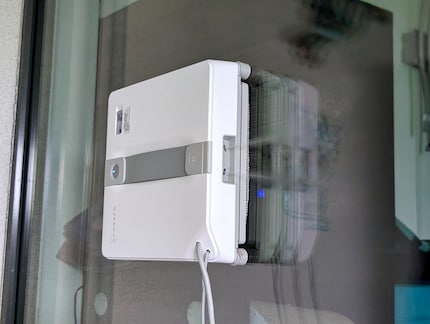 The Winbot Mini sprays a mist onto the glass pane – which may be blown away by the wind.