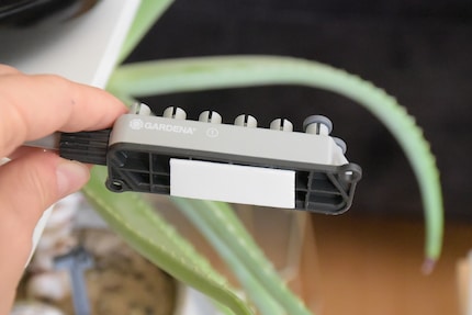 To prevent it from hanging in the air, I fixed the distributor in place with adhesive tape.