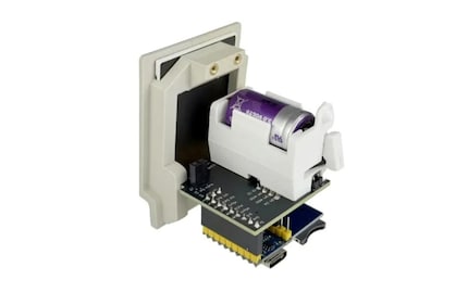 Il modulo di alimentazione a batteria bianco visibile sopra la scheda Raspberry Pi è opzionale.
