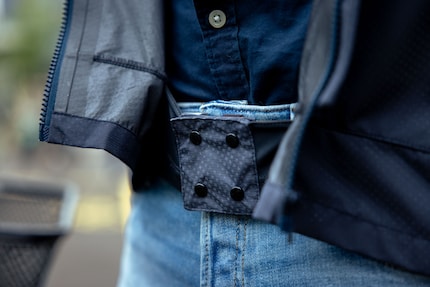 A cuff is sewn in at belt height. This prevents cold wind from penetrating the bottom of the jacket.