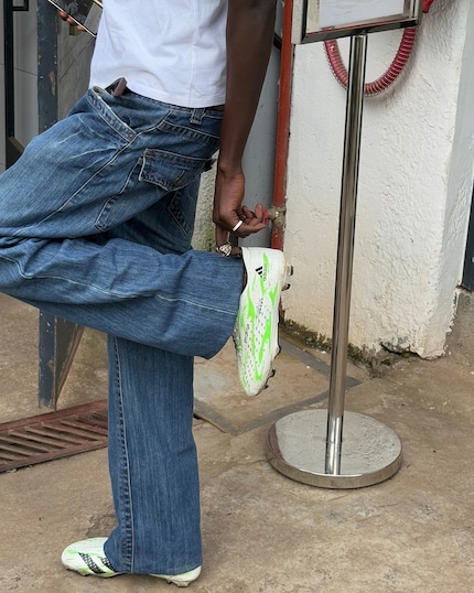 Scarpe da calcio con borchie per strada.