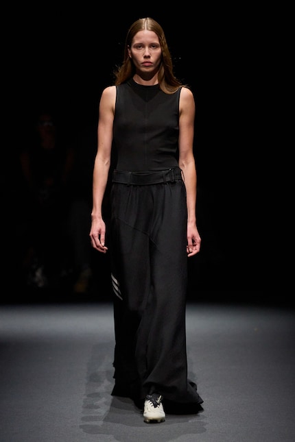 Y-3 Primavera/Estate 25: tacchetti elegantemente combinati.