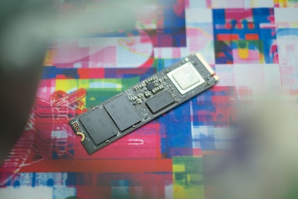 I due moduli di memoria NAND a sinistra, la cache DRAM al centro e il controller a destra.