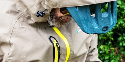 Se fuori la Dirtsuit Core Edition è bagnato, all'interno diventa caldo e umido a causa del sudore.