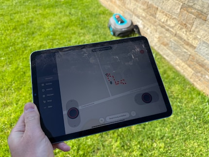 Durante il primo giro di confine, controllo il Sileno Free con l'iPad. Gli mostro la sua futura postazione di lavoro.