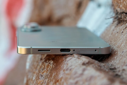 The S25 Edge charges with up to 25 watts via cable, which is leisurely. Wirelessly, it is up to 15 watts.