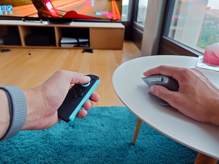 A Joy Con in the left, a mouse to the right. Perfect.