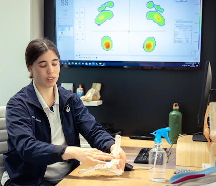 Biomechanist Annika shows me how the running load affects my foot anatomy.