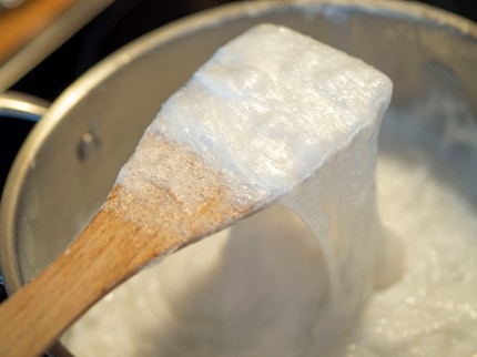 After at least twelve hours, the soap has thickened. Essential oils provide the unique fragrance, but be careful with the dosage: high doses of vegetable oils can cause skin irritation.