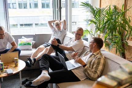 Quello che sembra relax è in realtà un duro lavoro concettuale.