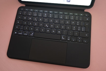 The buttons light up as soon as the device is in a dark room. Handy!
