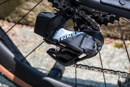 La batteria dello Sram Red XPLR AXS elettronico è invece montata all'esterno della Gran Turismo GR X di Bixs.