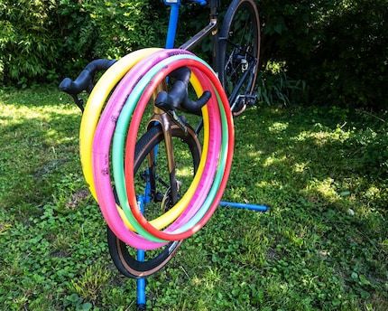 Qui tutto è così colorato: Pepis Tire Noodle in colori vivaci per diverse applicazioni. Da sinistra a destra: giallo (Super Rokk Line) = e-bike e DH, rosa (R-Evoltution) = bio bike / light e-bike, verde (Gravel Sport), rosso (Asphalt) = bici da corsa.