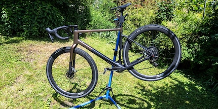 Il design del nuovo Zleen Wolf Gravel Pro in nero e grigio è accattivante.