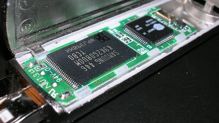 A proposito, ecco come appare una chiavetta USB dall'interno.