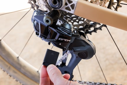 Come per il nuovo gruppo XTR, anche la batteria per il cambio elettronico è elegantemente integrata nel deragliatore posteriore del nuovo gruppo gravel.