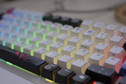 Lascia passare la luce attraverso tre lati dei keycap.