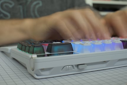 La sensazione di digitazione dell'Azoth X mi ricorda più una tastiera tray mount.