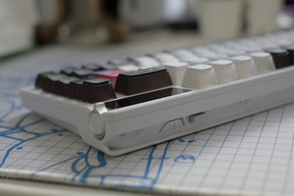 Quando non viene utilizzato, il dongle per la connessione wireless si trova sul retro dell'alloggiamento a destra.
