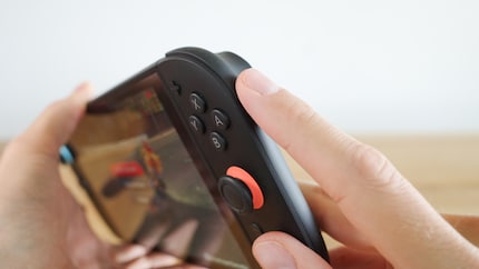 Somewhat annoying: the long L and R buttons.