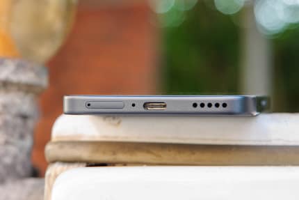 L'Honor 400 si ricarica solo tramite USB-C. Non supporta la ricarica wireless.