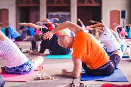 Anche questo è yoga: stretching per la colonna vertebrale.