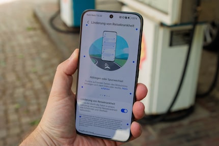 I punti blu sul display sono progettati per compensare i movimenti e prevenire così la nausea durante i viaggi.