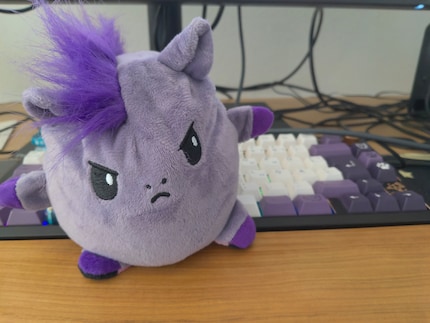 Mentre il mio peluche si lamenta dei cavi aggrovigliati, io sono contenta del bokeh.