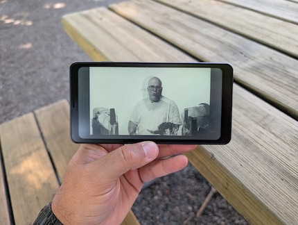 Here you can see ghosting during video playback – the previous image is still visible.