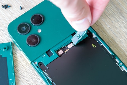 La batteria è fissata con quattro viti e un connettore.