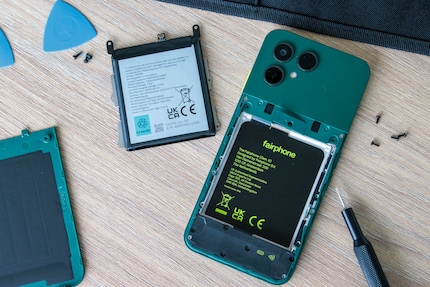 La batteria è più grande di quella del suo predecessore, ma ha una capacità inferiore di circa il dieci percento rispetto allo standard.