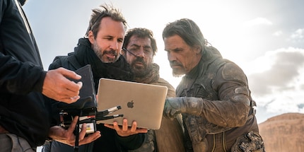 Denis Villeneuve (a sinistra con il portatile in mano) dirigerà il nuovo film di James Bond.