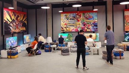 Tutti intenti a giocare a «Donkey Kong Bananza» all'evento di anteprima di Nintendo.