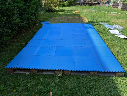 Sotto i tappetini ho messo un telo che avevo usato in precedenza come base per la piscina. Tuttavia, non penso che questo faccia una grande differenza.