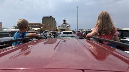 L'ingorgo all'imbarco del traghetto è quasi lo stesso di un tempo.