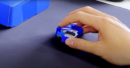 YouTuber Juskim alla prova del suo mini mouse da gioco autocostruito.