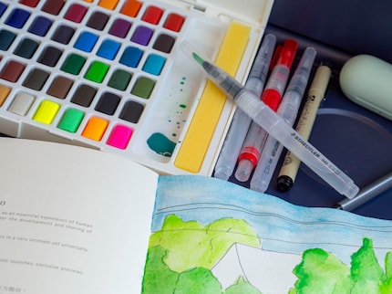 I pack in my backpack: water brush, watercolour paintbox, sketchbook and fineliner.