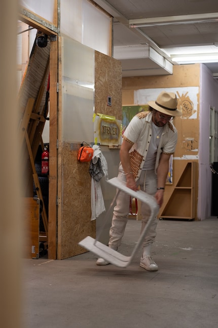 The stool can also be used as a side table when turned 90 degrees.