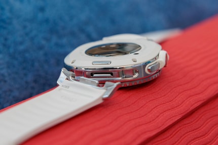 With the quick-release fastener, the wristbands can be swapped quickly and without tools.
