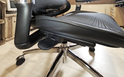 The multifunctional control lever on the right-hand side is easy to reach.