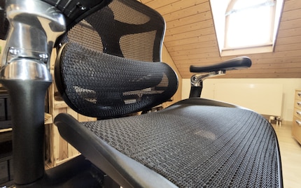 The lumbar support adjusts automatically as soon as you sink into the chair.
