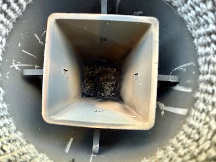 Una vista dall'alto della camera di combustione: se osservi attentamente, puoi notare residui di pellet non completamente bruciati.