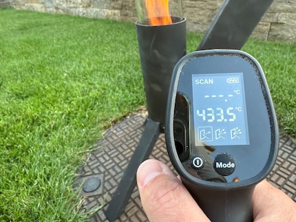 Anche se la camera di combustione è molto calda all'esterno, è appena percettibile a una distanza di 20 centimetri.