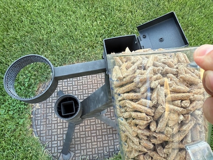 Un carico di pellet entra nello scivolo.