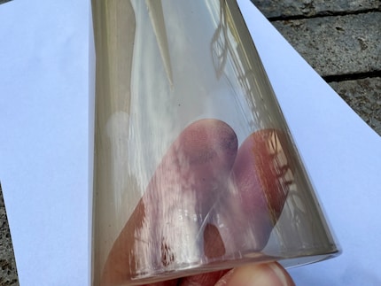 Quando tocco l'interno del cilindro di vetro ho la fuliggine sulla punta delle dita. La sporcizia deve sparire.