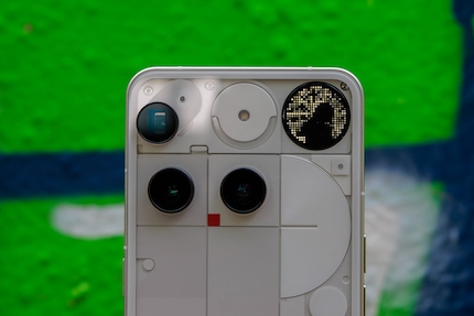 When you’re moving the phone, the selfie mirror’s good for estimating the frame. If only taking the shot worked too.