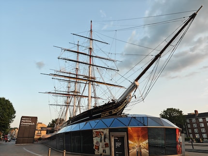 The main camera’s fine for capturing the ship in its entirety.